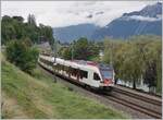 Der SBB/TRAVYS Flirt 3 RABe 523 113 und der SBB Flirt 523 060 bilden einen  gemischten  Flirt  von Le Brassus/Vallorbe - Le Day - Aigle bei der Fahrt kurz vor Villeneuve am Genfersee vorbei.