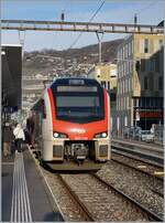 Die Wintersonne leuchtet in Vevey perfekt die Front des SBB RABe 523 105 aus und lässt besonders im Puffer- und Kupplungsbereich so manches Detail erkennen. 
Der Triebwagenzug ist als R7 von Romont FR nach Vevey gefahren und wird nach einer kurzen Wendezeit wieder nach Romont FR zurückfahren. 
  
24. Jan. 2026