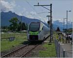 Der von der RegionAlps gemietet BLS RABe 528 105  MIKA  ist als R91 6116 von Brig (ab 11:03) nach St-Gingolph (an 13:06) unterwegs und erreicht den Bahnhof von Bouveret. 

24. Juli 2024