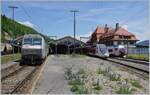 Auch die Zuglok des Gegenzuges, die SNCF BB 26068 setzt sich an die Spitze des nach Frankreich fahrenden Güterzuges. Recht im Bild ein TGV Lyria nach Paris Gare de Lyon und der  SBB RABe 523 103 nach Aigle. 

Ein schönes Bild der Betriebsamkeit, doch meistens ist es in Vallorbe eher ruhig, wenn nicht sogar sehr ruhig...

16. Juni 2022
