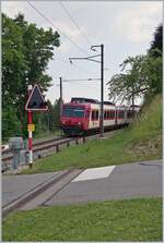 Ein Travys Domino erreicht den Bahnhof von Le Lieu.