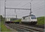 Die BLS Re 465 465 015 (UIC N°: 91 85 4465 015 6)  CAT'S EYE  setzt in Vufflens la Ville um und setzt sich kurz darauf vor die Abfuhr.