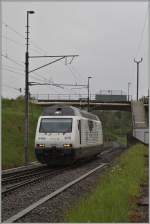 Doch es bleibt kaum Zeit für eine Pause: die BLS Re 465 465 015 (UIC N°: 91 85 4465 015 6)  CAT'S EYE  verläst ihren Zug.