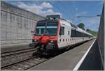Der mit TPF-Punkten verzierte RBDe 560 243 Domino als R13 von Biel/Bienne nach Yverdon bildet einen schönen Kontrast zu den Betonmauern des Bahnhofs von Concise.