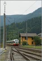 Der TransN damals TRN RABe 527 331 auf der Fahrt nach Buttes erreicht Noiraigue.