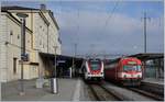 Der SBB RABe 522 209 und der BLS/CJ RBDe 566 221 warten in Porrentruy auf die Abfahrt nach Biel/Bienne bzw.