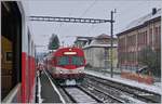 In Alle kreuzt unser Zug nach Bonfol den Gengenzug nach Porrentury, was einige Zeit in Anspruch nimmt, da der Bahnhof von Alle �ber Handweichen verf�gt.