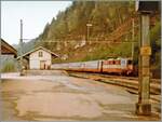 Bilder aus alten Tagen: mit einer Re  4/4 II an der Spitze fährt ein Swiss-Expess Städteschnellzug durch den Bahnhof von Flamatt. 

Analogbild vom 3. Mai 1981