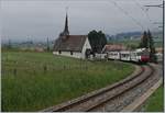Ein TPF NPZ  bestehend aus dem RBDe 567 181, einem  B, und dem ABt 381 auf dem Weg nach Bulle bei der Kapelle von Vaulruz.