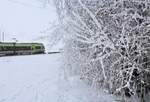 Ein kalter Tag an der Bahnlinie Bern-Thun: BLS Lötschberger.