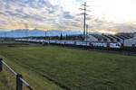 Zugsvielfalt bei Sonnenuntergang an der Bahnstrecke Bern-Thun: Ein IC 2000-Doppelstockzug Brig - Romanshorn, gestossen von einer Re 460.