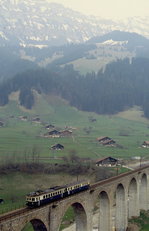 Altbautriebwagen der BLS: Zur Beschleunigung des Verkehrs auf den Nebenstrecken beschaffte die BLS-Gruppe zwischen 1935 und 1938 f�nf Leichttriebwagen, die als Ce 2/4 in Dienst gestellt wurden.