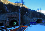 Ein eisiger Morgen in Goppenstein: Autozug-Steuerwagen BDt 50 85 80-35 955 steckt seine Nase aus dem Lötschbergttunnel heraus.