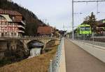 Am Bahnhof Oberdiessbach der BLS NPZ mit Steuerwagen ABt 938, ein ehemaliger Wagen des Regionalverkehrs Mittelland (RM) und davor der VHB (Vereinigten Huttwil Bahnen).