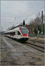 Eine S6 nach Stetten erreicht Lörrach. 
12. April 2006