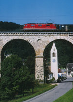 SBB: Obschon in der Schweiz jeden Tag sehr viele Re 4/4 mit Reise- Güter- und Postzügen unterwegs sind, handelt es sich hier um eine sehr seltene Aufnahme.