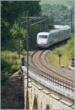 Ein DB ICE unterwegs von Interlaken Ost nach Berlin Ostbahnhof erreicht den Rümlinger Viadukt.