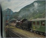 Sch�ne Aussichten, wenn auch durch den ungewollten Spiegeleffekt der Panoramascheiben etwas getr�bt: Eine Fahrt �ber den Gotthard!  Die C 5/6 2978 stellt in Erstfeld den SRF Extrazug nach Biasca