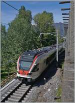 Noch sind nicht alle TILO Flirts in der neuen Farbgebung unterwegs: der SBB TILO RABe 524 109 als RE 80 von Milano nach Locarno bei Muralto kurz vor seinem Ziel. 

26. April 2023