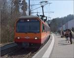 Be 556 522, ein Tiefeinstiegswagen und ein nicht bekannter Be 556, hinten Be 556 527 in Uitikon-Waldegg.