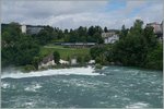 Eine Re 450 mit einer S9 bei der neuen Haltestelle Neuhausen Rheinfall.