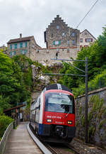   Der SBB-Doppelstocktriebzug (DTZ) RABe 514 024-9 (ein Siemens Desiro Double Deck) unterquert am 18.06.2016 das Schloss Laufen (am Rheinfall).