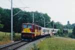 MThB: MThB Ae 477, ehemals DR BR 142 mit einem G�terzug mit Personenbef�rderung (GmP) bei Kehlhof im August 1995.