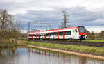 Flirt 4 Evo für die SBB. 

Brandneu auf der Schiene im Testbetrieb ist der RABe 531 001. Riedt bei Erlen, April 2024.

Radiale Achslenker, vergrösserter Innenraum durch andere Anordnung der Aggregate dürften die wichtigsten Features sein. Erkennbar dürften die Änderungen am besten am zusätzlichen kleinen Fenster hinter den Führerständen sein. Neuentwickelte Jakobsdrehgestelle lassen einen Antrieb weiterer Achsen zu, wie beim sechsteiligen Mika bereits realisiert wurde. 

Festgehalten im Bild hat den neuen Zug Georg Trüb. Vielen Dank für die Bereitstellung der Bilder für diese Webseite. 
