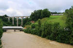 Die St.Galler S-Bahn Linie S9 (Wil - Wattwil): GTW 2/6 749 n�hert sich der Gonzenbachbr�cke bei L�tisburg.