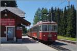Der CEV BDeh 2/4 74 und der Bt 222 warten in Les Pléiades auf Fahrgäste Richtung Blonay.