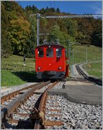 Da für den Einsatz der SURF-Züge bei Tusinge eine Brücke neu gebaut werden muss, betreibt die CEV MVR einen interessanten  Inselverkehr : Ab Blonay kann mit einer  Navette  das gut fünf hundert Meter entfernte Prélaz erreicht werden, wer weiter will, muss mit dem Bahnersatzbus bis Tusinge fahren und kann dort wieder mit dem Zug bis Les Pléiades weiterreisen, freilich sind die im oberen Abschnitt eingesetzten Triebfahrzeuge vom übrigen Netz abgeschnitten, weshalb man Vorsichtshalber die HGe 2/2 N° 1 mit dem Xrot 91 in Fayaux stationiert hat, denn es könnte ja im Oktober oder November schneien.
Fayaux, den 16. Okt 2016