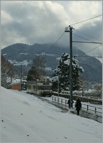 Ein CEV / MVR GTW Be 2/6 beim winterlichen Haltepunkt Château de Blonay.