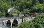 Die Blonay-Chamby Bahn HG 3/4 N°3 ist mit einem langen und bunten Zug auf dem Baye de Clarens Viadukt auf dem Weg nach Blonay.