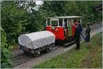 Autour de la voie ferrée / Rund um die eiserne Bahn (Herbstevent 2024) - Kurz nach der Abfahrt des Dampfzuges hat die Dm 2/2 N° 3 Chantemerle erreicht, wo der Zug vom  Chef de Gare 
