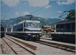 Eine Ge 4/4 III erericht mit einem Panoramic Express Gstaad.