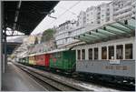Die Wagen des bunten Blonay-Chamby  Winterdampf -Extrazugs in Montereux.