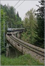 Nun ist er wieder auf drei Mittelwagen angewachsen, der MOB  Belle Epoque ; hier auf der Fahrt von Zweisimmen nach Montreux kurz vor Sendy-Sollard.