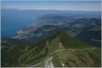 Links im Bild nochmals die Haltestelle La Perche, recht im Bild der Bhe 4/8 welcher Kürze die Station Jaman erreichen wird und im Hintergurnd ein Blick über das Lavaux und den Genfersee.