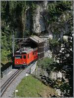 Die Rochers de Naye Hem 2/2 N° 11 verlässt den 386 Meter langen Valmont Kehrtunnel bei Toveyre.