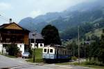 Im Juli 1983 passiert ABFe 4/4 12 der ASD auf dem Weg nach Les Diablerets eine Straßenkreuzung zwischen Les Aviolats und Vers-l'Eglise