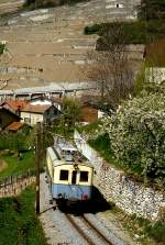 Durch die Weinberge oberhalb von Aigle rollt der ABFe 4/4 11 der ASD im Mai 1980 hinab