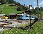 Im noch nicht umgebauten Bahnhof (Spitzkehre) von Le Sépey wartet ein ASD Regionalzug mit dem BDe 4/4 402 und einem Bt, damals noch im ASD Blau, auf die Weiterfahrt.