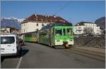 Der ASD BDe 4/4 404 mit Bt (ex Birsigtalbahn) hat nach einem kurzen Stop die Haltestelle Aigle Place du Marché hinter sich gelassen und fährt nun weiter Richtung Les Diablerets.