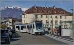 Der TPC ASD ABe 4/8 473 ist als R71 von Les Diablerets nach Aigle unterwegs und hält kurz in Aigle Place du Marché. Die Haltestelle ist nun mit einem Bahnsteig versehen worden und befindet sich gut 50 Meter nördlicher der  alten  Haltestelle. Zudem wurden wie bereits erwähnt neue, den alten sehr gut nachempfundene Fahrleitungsmasten aufgestellt. 9. Februar 2026