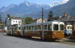 Im Mai 1980 wartet der BDeh 4/4 302 mit dem Steuerwagen Bt 352 auf dem Bahnhofsvorplatz von Aigle auf Fahrgäste nach Leysin