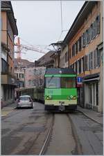 Immer wieder eindrücklich, die Ortsdurchfahrt der A-L in Aigle!   Der BDeh 4/4 312 schiebt seine beiden Bt Richtung Aigle Bahnhof.