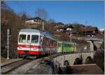 Eng, fast wie auf einer Modellbahn: der AOMC Regionalzug 36, bestehend aus BDe 4/4 N° 503 und Bt hat den kurz vor der Brücke endenden Zahnstangneabschnitt und die gleich hinter der