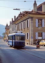 Be 2/3 15 der BVB im Mai 1980 fährt durch das Zentrum von Bex