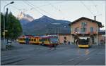 Der BVB TPC Beh 4/8 93  Tuttligen  und ein Post-Bus warten in Bex auf die Abfahrt; im Hintergrund und schon in der Sonne: die Dents de Midi.
