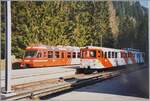 Châtelard Frontiere mit dem SNCF Z 803 aus Richtung von Vallorcine eingetroffen im Hintergrund und dem abgestellten M-C Zug mit dem noch in der Sonne stehenden Bt 65. Der Bahnhof ist bereits mit der Fahrleitung überspannt und dürfte zu diesem Zeitpunkt auch schon den M-C Zügen benutzt worden sein, während die SNCF Züge sich noch der Stromschien bedienten. Interessanterweise ist diese Stromschien wie das Bild eindrücklich zeit im Gegensatz zu französischen Bahnhöfen nicht mit schützenden Holz- oder Metallblanken versehen, sondern liegt frei neben dem Gleise.

Analogbild vom März 1998
